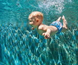 Babyschwimmen: Ab wann Babys ins Wasser dürfen & warum sie profitieren