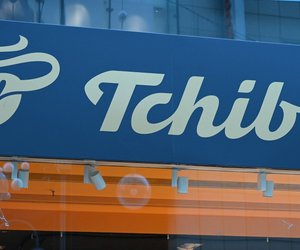 Diese Akku-Outdoor-Leuchte von Tchibo macht Sommerabende noch gemütlicher