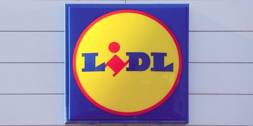 Lidl-Highlight: Dieser blau-weiße Wasserkocher bringt Urlaubsfeeling in deine Küche