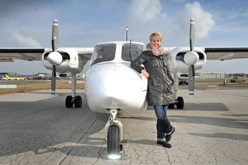 Sonja Zietlow , Dschungel Camp Moderatorin und Pilotin zeigt NKL Gewinnern den Alltag als Pilotin