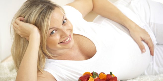 Essen in der Schwangerschaft: Schwangere mit Obst Essen in der Schwangerschaft: Schwangere mit Obst