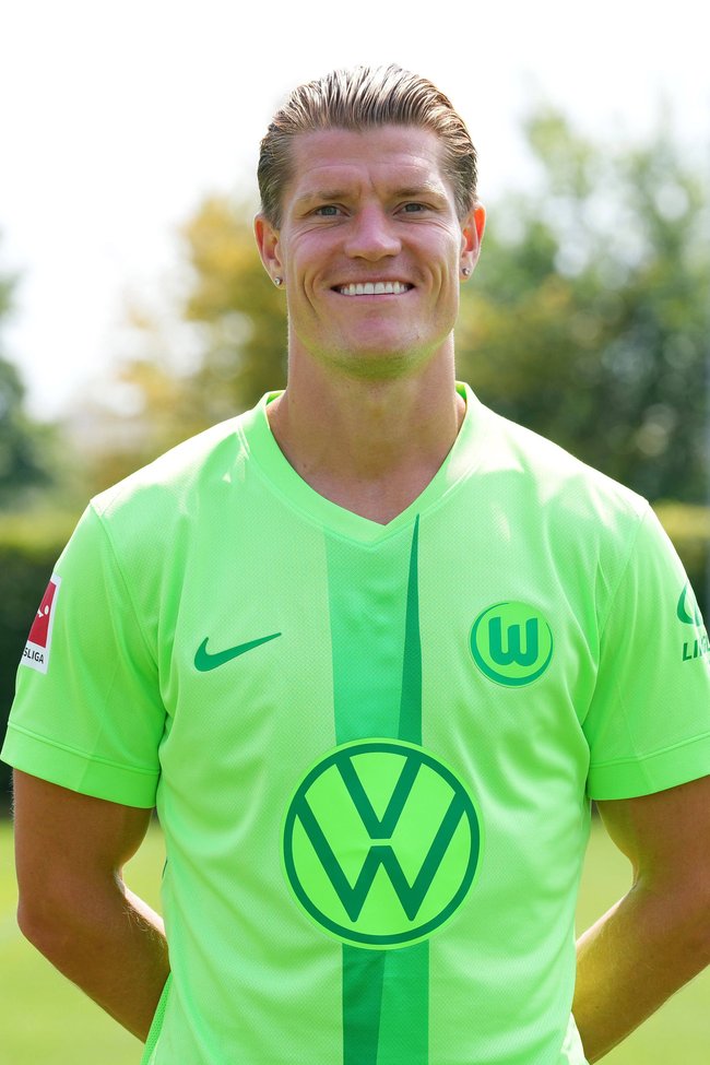 Behrens im Trikot des VfL Wolfsburg, dem er seit Anfang 2024 angehört.