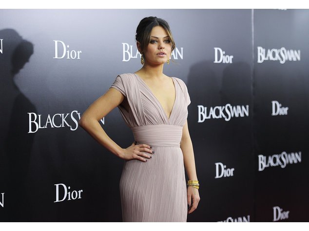 Mila Kunis in einem nudefarbenen Dress Mila Kunis in einem nudefarbenen Dress