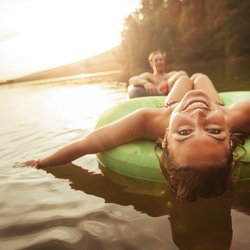 So wird dein Tag am See perfekt: 10 geniale Beach Essentials von H&M Home!
