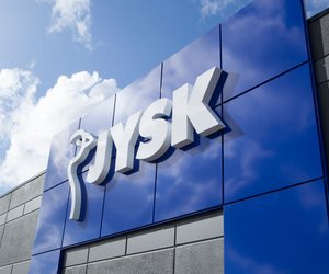 Diese Weihnachtstischdecke von Jysk verleiht deinem Esstisch Festtags-Ambiente