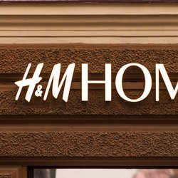 Wie vom teuren Designer: Dieser Beistelltisch aus Mangoholz von H&M Home ist ein Hingucker