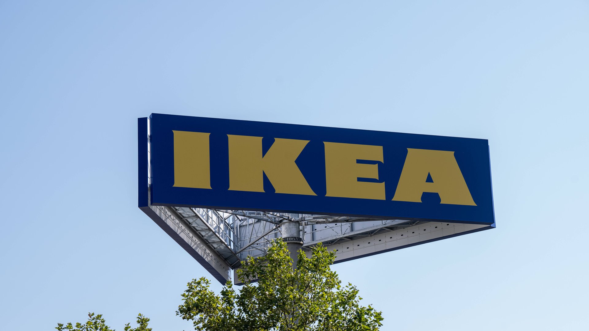 diese-dimmbare-ikea-tischleuchte-in-anthrazit-darf-im-herbst-nicht-fehlen