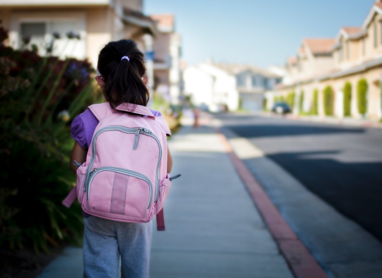 Mädchen mit Rucksack Mädchen mit Rucksack