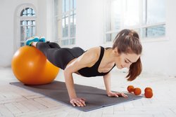 Gymnastikball-Übungen für straffe Oberarme Gymnastikball-Übungen für straffe Oberarme