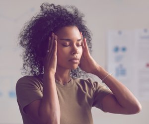 Akupressur bei Kopfschmerzen: Diese Druckpunkte können Schmerzen lösen