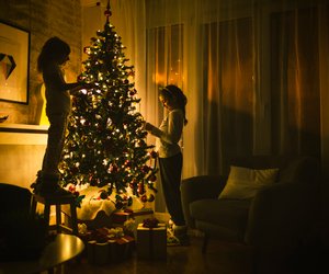 Keine Lust auf langweilige Kugeln? H&M Home hat mit Abstand die coolsten Weihnachtsbaum-Anhänger