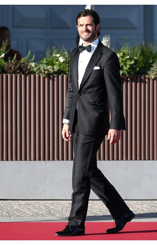 Carl Philip von Schweden kam in Begleitung zur Hochzeit seines Cousins Carl Philip von Schweden kam in Begleitung zur Hochzeit seines Cousins