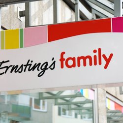 Sommerliches Accessoire: Der beigefarbene Shopper von Ernsting's family begeistert