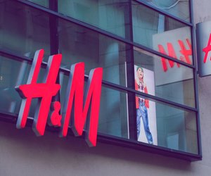 Promis im Style-Fieber: Entdecke den H&M Badeanzug, der die Mode-Welt erobert!
