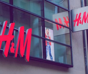 Promis im Style-Fieber: Entdecke den H&M Badeanzug, der die Mode-Welt erobert!
