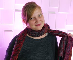 So leicht kannst du Schals und Tücher binden