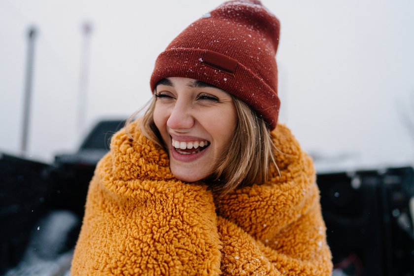 Junge&#x20;Frau&#x20;auf&#x20;einem&#x20;Roadtrip&#x20;im&#x20;Winter