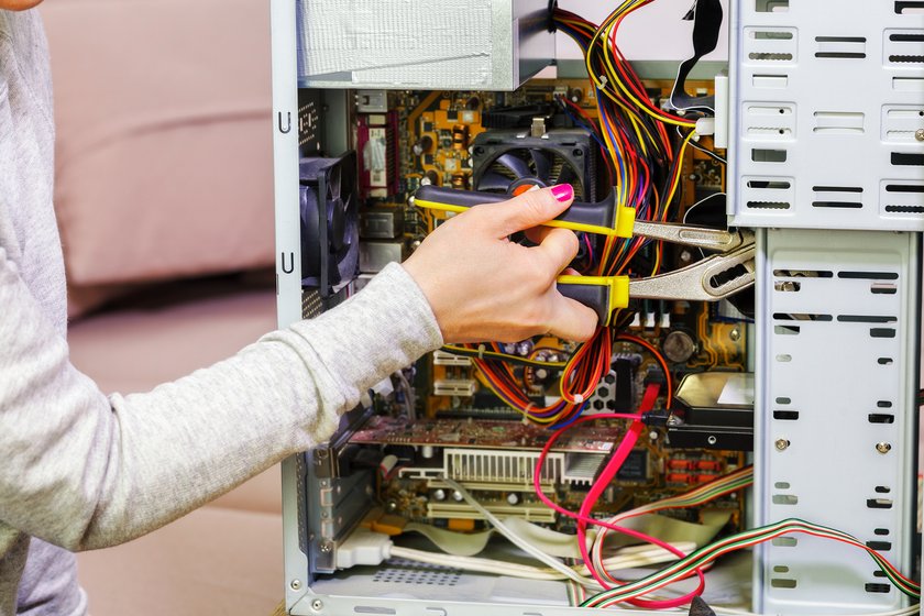 Frau repariert Computer