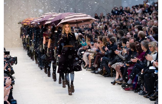 Cara Delevingne läuft für Burberry Cara Delevingne läuft für Burberry