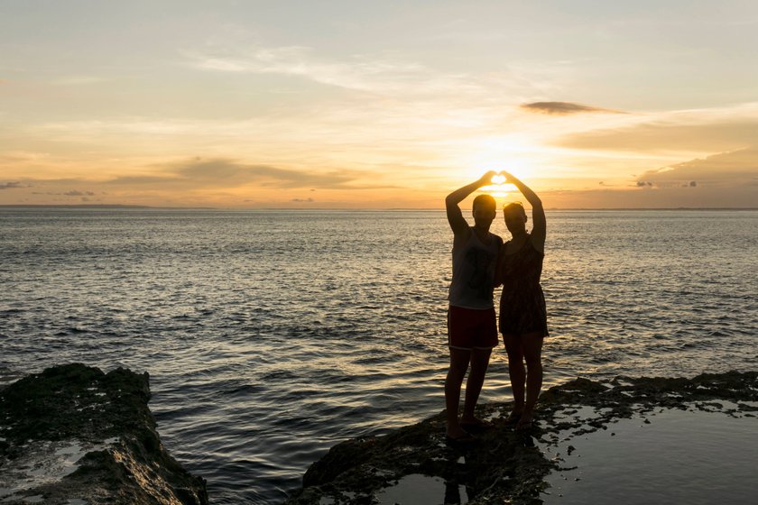 Silhouette eines Paares am Strand