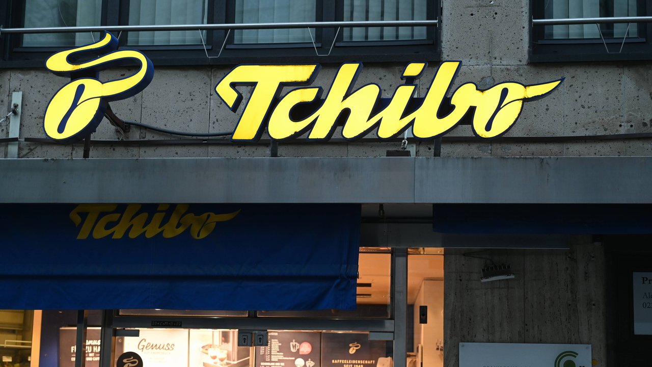 Bei Tchibo gibt es jetzt die perfekte Bettwäsche für die warme Jahreszeit.
