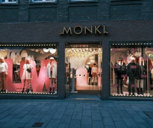 Farbtrends für den Herbst: Die beiden coolsten Farben vereint dieses Monki-Strickkleid