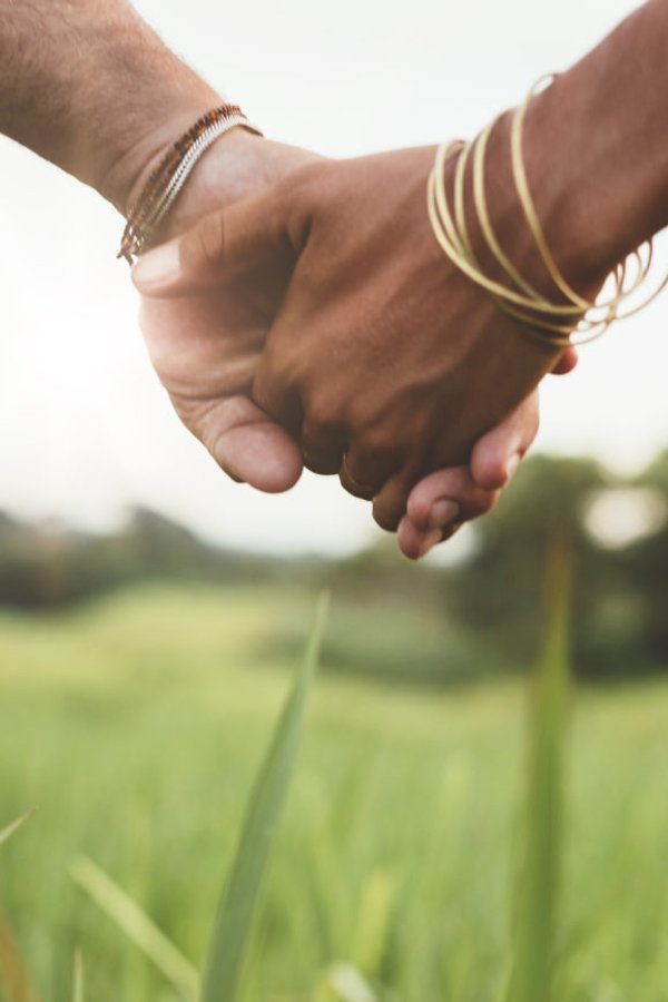 Händchen halten Bedeutung der Zärtlichkeit desired.de