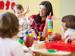 Erzieherin spielt mit Kindern Erzieherin spielt mit Kindern