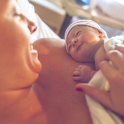 Geburtsphasen im Überblick: Von der ersten Wehe bis zum Kind
