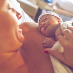 Geburtsphasen im Überblick: Von der ersten Wehe bis zum Kind