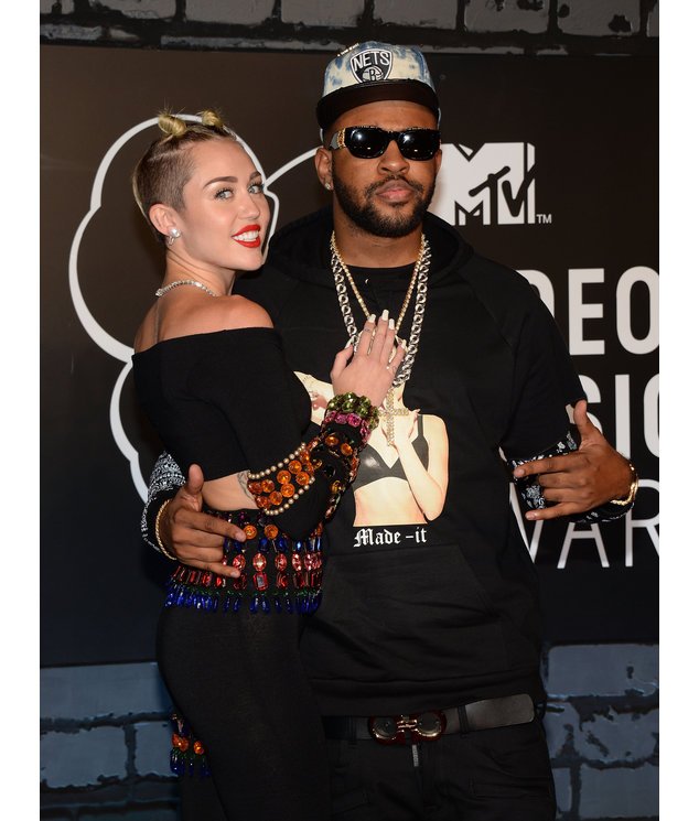 Miley Cyrus im Arm ihres Produzenten Mike Will Miley Cyrus im Arm ihres Produzenten Mike Will