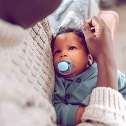 Bezugspersonen beim Baby: Zwischen enger Bindung und Fremdeln