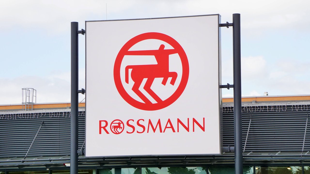 Rossmann, Drogeriemarkt, Werbetafel mit Firmenlogo und Schriftzug