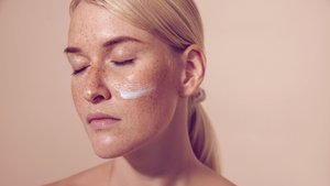 Wundermittel Bienengift: Hält die gehypte Bee Cream, was sie verspricht?