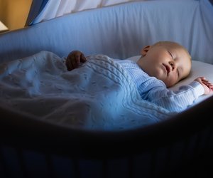 Wenn du das machst, schläft dein Baby länger