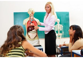 Blonde Frau unterrichtet zwei Mädchen in Biologie Blonde Frau unterrichtet zwei Mädchen in Biologie