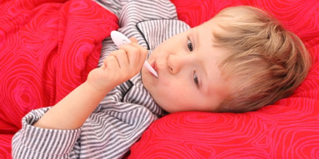 Bronchiolitis: Krankes Kind mit Fieberthermometer. Bronchiolitis: Krankes Kind mit Fieberthermometer.