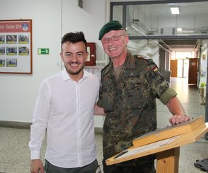 Ardian Bujupi besucht deutsche Soldaten im Kosovo