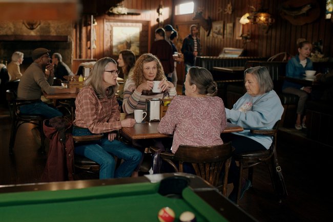 Annette O'Toole als Hope McCrea, Gwynyth Walsh als Jo Ellen, Nicola Cavendish als Connie in Virgin River.