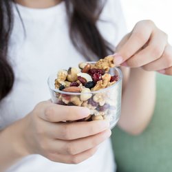 Macadamia vs. Cashew: Welche Nuss ist gesünder?