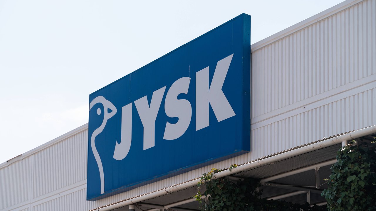 Der Beistelltisch von Jysk vereint Stil mit Funktionalität.