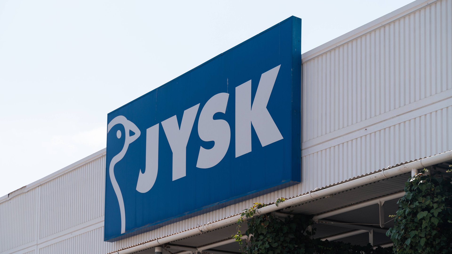 Urlaubsstimmung-daheim-Der-Jysk-Beistelltisch-in-moderner-Korboptik-macht-s-m-glich