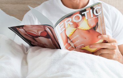 Mann mit Pornoheft im Bett Mann mit Pornoheft im Bett