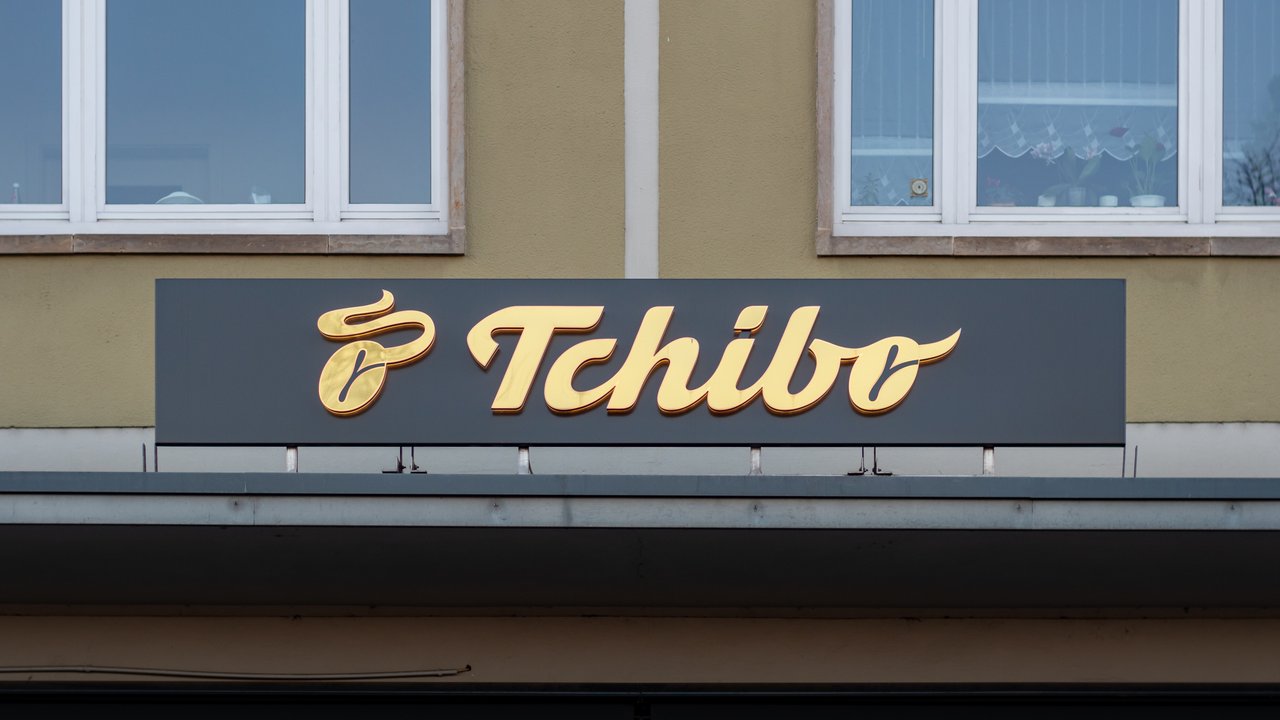 Tchibo bietet eine praktische TV-Kommode in der Trendfarbe Beige.