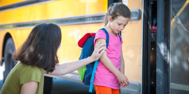 Schulangst: Mutter verabschiedet sich von Tochter vor Schulbus
