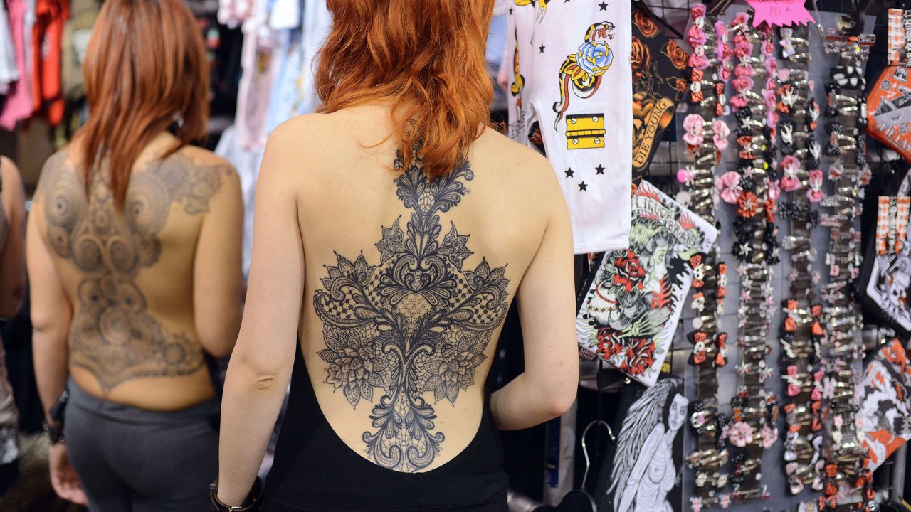 Mit der Dotwork Tattoo-Technik lassen sich Muster, Ornamente und Mandalas besonders eindrucksvoll in Szene setzen.