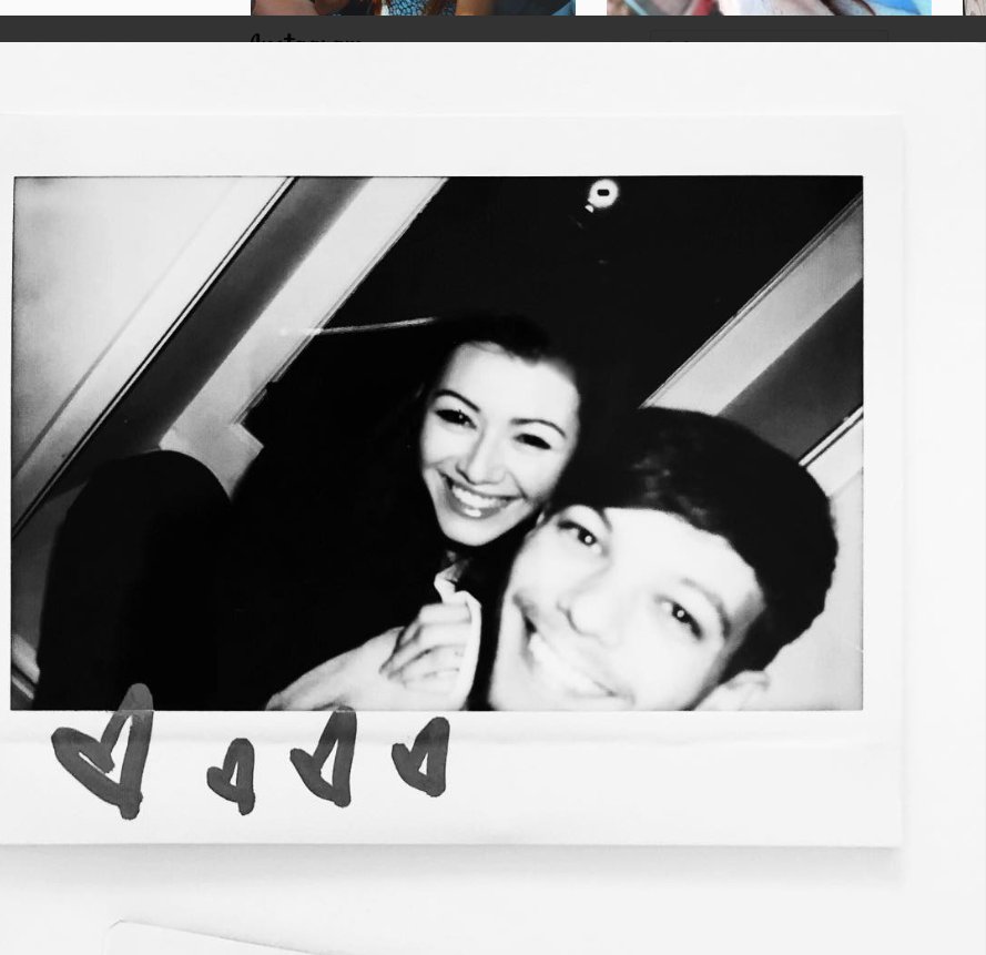 Eleanor und Louis lächeln auf einem schwarz-weiß Polaroid glücklich in die Kamera