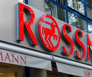 Beauty-Hype: Warum alle von dieser 1 Euro Anti-Falten-Maske bei Rossmann schwärmen