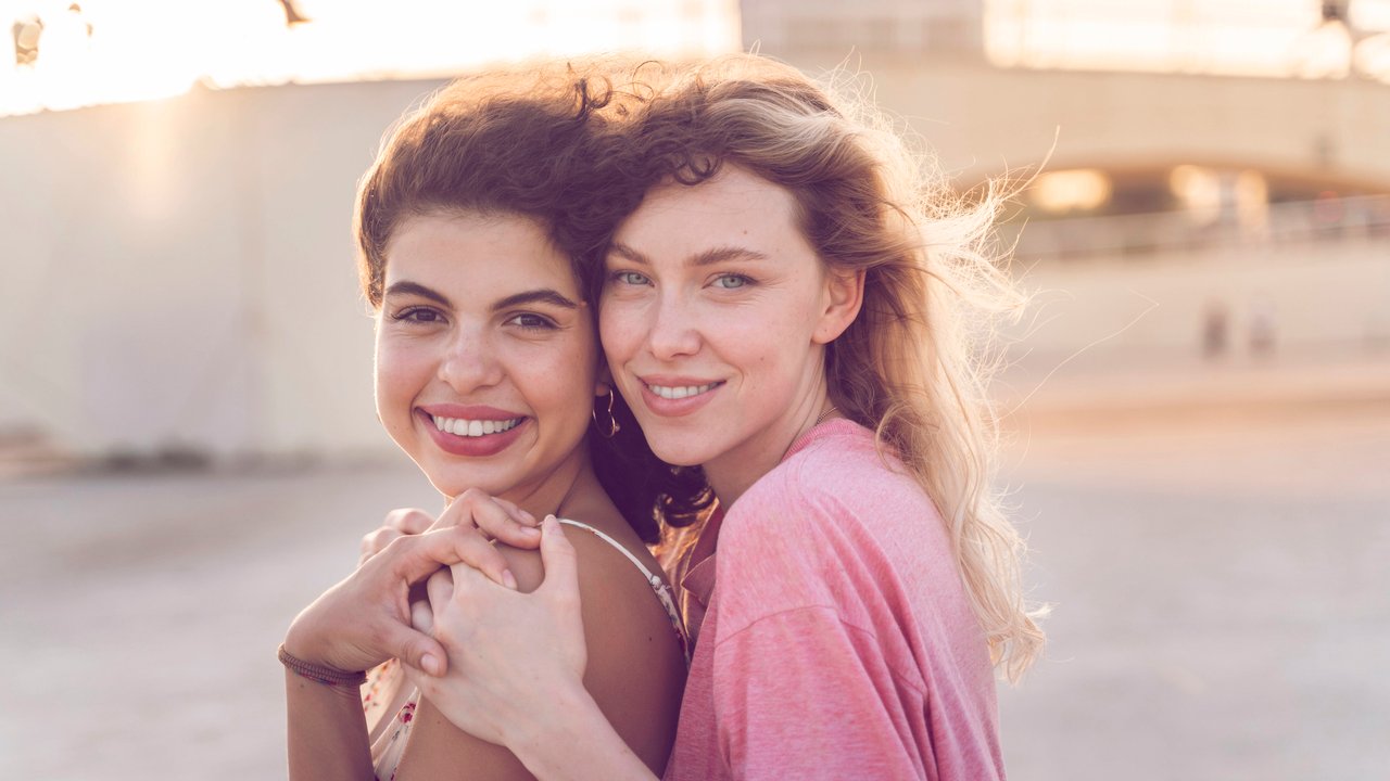 Portrait of smiling friends outdoors at sunset model released Symbolfoto PUBLICATIONxINxGERxSUIxAUTxHUNxONLY AFVF05495