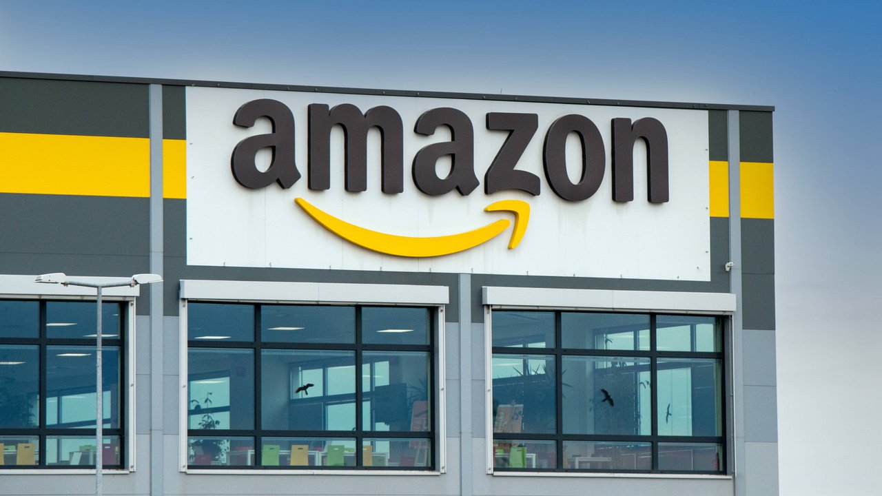 Mit der Zitronenvase von Amazon holst du dir einen sommerlichen Hingucker nach Hause.